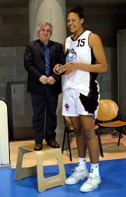 Liz cambage height ft biography wiki celebrity gossip celebrity news hollywood celebrity news indian celebrity news bollywood celebrity news pakistani celebrity news / liz was teased for her height at school. Elizabeth Cambage With Tiny Man By Lowerrider Tall Girl Tall Girl Short Guy Tall Girl Fashion