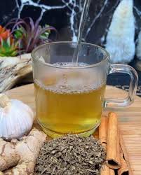 El té de orégano, canela, jengibre y ajo es una infusión con múltiples beneficios para la salud, ya que combina ingredientes con propiedades medicinales. Beneficios 1. Fortalece el sistema inmunológico: Gracias a