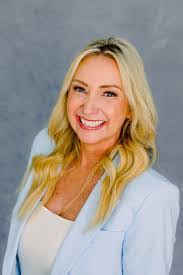 Karen Trapp's Instagram, Twitter & Facebook