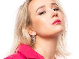 Покинула чат, чат, чат, чат чат, чат, чат, чат чат, чат, чат, чат покинула. Klava Koka Pokinula Chat Tekst Pesni