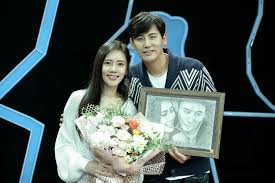 우효광, 中서 부적절한 영상 확산 다른 여성 무릎에 앉힌 모습 포착 불륜 의혹 제기하며 비판 쇄도 Waqo9nlteijsim