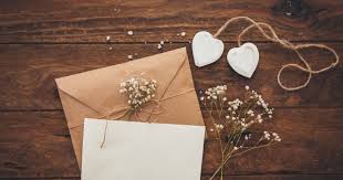 Pas question de passer pour la pique assiette ou pour celle qui poursuit les maîtres d'hôtel pour se faire servir une énième coupe. Un Faire Part De Mariage Exceptionnel Cosmopolitan Fr
