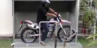 23 maret, 2018 loading admin actions … di sebuah negara yang dimana jumlah sepeda motor sangatlah banyak seperti indonesia, setiap rumah membutuhkan ruang yang disediakan untuk sepeda motor. Tampilan Garasi Sepeda Motor Yang Aman Dan Hemat Ruangan Otosia Com