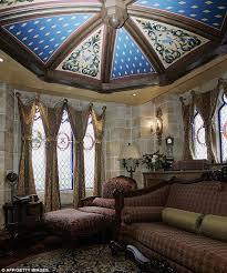 Princess Suri S Dreams Come True As Indulgent Tom Cruise Treats Her To A Night In Disney S Cinderella Castle Disney Castle Cinderella Castle Hotels Room