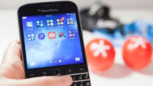 El primer dispositivo de la familia fue la blackberry 850, el dispositivo móvil tenía un teclado completo, lo que era inusual en ese momento.podía enviar mensajes, acceder al correo electrónico, enviar y recibir páginas de internet completas e implementaba una agenda para organizar tareas, con tan solo una pequeña pantalla que podía mostrar ocho líneas de texto. Classic Produktion Wird Eingestellt Blackberry 10 Endgultig Vor Dem Aus Computerwoche De