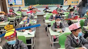 Pasada la semana, el ministro de educación salió este jueves a plantear fuerte que, con los números de contagios que se están registrando, en el amba no vuelven las clases. Mascarillas Y Sombreros De Distanciamiento Asi Vuelven A Las Clases Algunos Alumnos En China Sociedad Cadena Ser