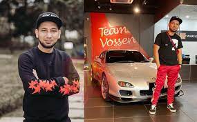 Dalam satu 'live' instagram bersama joe flizzow, fakkah fuzz dan pak din kelmarin, zizan razak mendedahkan penyesalan terbesarnya iaitu membeli kereta mewah, ferrari f430 dan bukannya rumah ketika usia muda. 13 Tahun Dalam Dunia Perlumbaan Zizan Razak Akhirnya Lepas Geram Drift Kereta Dalam Gempak