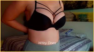 Lencería caliente MILF. Grandes tetas en sujetador de encaje