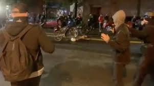 ABDli bir polis göstericinin boyundan bisikletle geçti (Video)