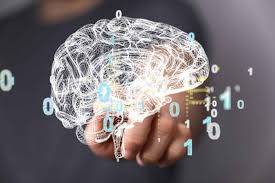 Pessoa a caminhar num parque a ditar notas para o telemóvel, simbolizando a libertação de pensamentos e a organização via IA.