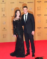 Ünlü futbolcu mesut özil sezonun yorgunluğunu sevgilisiyle birlikte çıktığı tatilde atıyor. Mandy Capristo