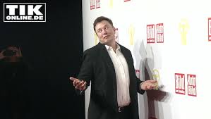 Andreas scheuer, who met with mr musk in berlin last month. Uberraschungsgast Mit Uberraschungsbotschaft Elon Musk Beim Goldenen Lenkrad In Berlin Tikonline De