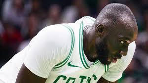 Hallo zusammen mein traumberuf ist basketball spieler in der nba und bin 14 jahre alt. Nba Spieler Tacko Fall Stosst Seinen Kopf An Decke Und Verpasst Debut Eurosport