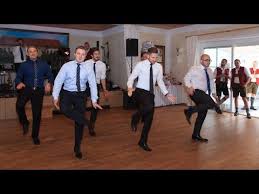 Die Besten Hochzeitssketche Und Hochzeitsauffuhrungen Fur Euren Gelungenen Auftritt Zur Hochzeit Beispi In 2020 Hochzeitssketche Flashmob Hochzeit Lieder Hochzeit