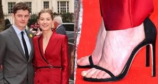 634 x 726 jpeg 133 кб. Rosamund Pike S Net Worth Husband Sons Feet And Legs