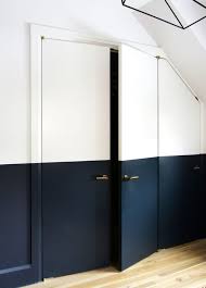 moderne lambrisering half geschilderde muren deuren interieur huisdesign