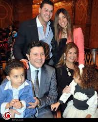 كان لبليغ حمدي مع هاني شاكر تعاون مثمر فلحن بليغ لهاني شاكر العديد من الأغاني خلال فترة السبعينيات كما لحن له أغنية في أوائل التسعينيات، ومنها Ø¨Ø§Ù„ØµÙˆØ± Ø§Ù„Ø¸Ù‡ÙˆØ± Ø§Ù„Ø£ÙˆÙ„ Ù„Ù€ Ø¬Ø¯Ùˆ Ù‡Ø§Ù†ÙŠ Ø´Ø§ÙƒØ± Ù…Ø¹ Ø£Ø­ÙØ§Ø¯Ù‡ Ø®Ø¨Ø± ÙÙŠ Ø§Ù„ÙÙ†