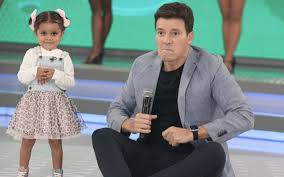 Entre 1992 e 1995, o ator e apresentador rodrigo faro fez parte do grupo e em 1997, a formação de rodrigo phavanello, rodriguinho, cristiano garcia e héber albêncio fizeram sucesso com a canção. Sincerona Child Makes Rodrigo Faro Break His Face By Saying That He Never Saw Him On Tv Entertainment Prime Time Zone
