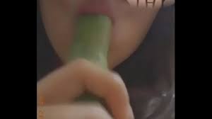 قحبة ممحونة من فلسطين تمص خيارة - XNXX.COM