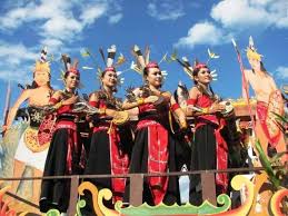 Kalimantan barat adalah salah satu provinsi di indonesia yang didiami oleh beragam suku. Pakaian Adat Kalimantan Timur Nama Keunikan Gambar