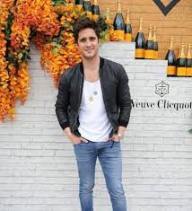 ¿luis miguel y diego boneta siempre estarán unidos? Diego Boneta And Michelle Salas Romantic Walk Famousfix