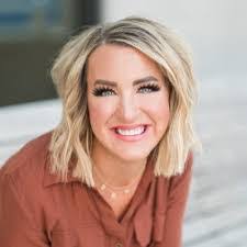 Laura Leis's Instagram, Twitter & Facebook