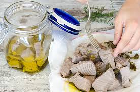 Il tonno sott'olio è il re degli ingredienti jolly, con cui si possono preparare tante ricette gustose e relativamente facili: Tonno Sott Olio Fatto In Casa Come Conservare Il Tonno Fresco In Barattoli