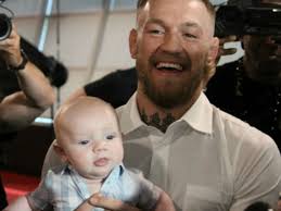 Filho de McGregor rouba a cena em encontro com imprensa antes da superluta 