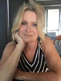 Leave that TOXIC SPACE #readzard Leave the spaces that treat you like an  option. Don't chase fragments of attention or confuse inconsistency with  potential. Walking away from what hurts even when it