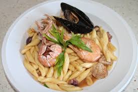 Rana pescatrice in guazzetto con olive, rucola e fiori di cappero. Ricetta Strozzapreti Al Sugo Di Pesce