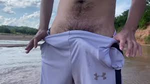 Mostrando meu pau grande em público no rio na floresta