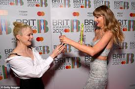 Taylor swift has stepped out for her second major red carpet event of the year, attending the brit awards tonight at london's o2 arena. Brit Awards 2021 Taylor Swift First Woman To Win Global Icon Thanks Boyfriend Joe Alwyn Aktuelle Boulevard Nachrichten Und Fotogalerien Zu Stars Sternchen