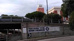 Esercito popolare di liberazione della jugoslavia. Striscione Di Casapound Contro I Partigiani Titini Vicino Al Comune Di Pescara Foto