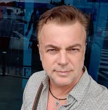 Legătura dintre Adrian Enache și Mihaela Runceanu, o poveste emoționantă  care ar fi putut opri o crimă. Controversele din viața sentimentală a  cântărețului, pasiunea sa pentru fotbal, relația cu Iuliana Marciuc și