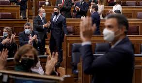 Por ejemplo, la moción de censura que el líder socialista, pedro sánchez, ha presentado contra mariano rajoy tras hacerse pública la sentencia de la los requisitos para presentar la propuesta es que esté, al menos, respaldada por 35 diputados y que se proponga una alternativa a la presidencia. La Mocion De Censura Fallida Aisla A Vox Y Da Aire A Pablo Casado