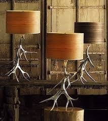 Unglaubliche Dekoration Im Modernen Chalet Stil Um Im Chalet Stil Einrichten Landhausstildekoration Alpenstildeko Landhauss Antler Lamp Lamp Lodge Lamps