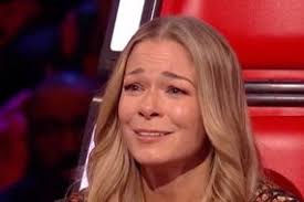 Lorraine Kelly makes savage dig at King Charles portrait as she's forced to  apologise