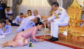Then carrie's goofy and annoying father arthur moves in with them. à¸ªà¸–à¸²à¸›à¸™à¸² à¸žà¸£à¸°à¸£à¸²à¸Š à¸™