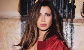 وظهرت نانسي في الفيديو تجلس. Ù†Ø§Ù†Ø³ÙŠ Ø¹Ø¬Ø±Ù… ØªØ­ØªÙÙ„ Ø¨Ø§Ù„ÙØµØ­ ÙˆØ§Ø¨Ù†ØªÙ‡Ø§ Ù„ÙŠØ§ ØªØ®Ø·Ù Ø§Ù„Ø£Ù†Ø¸Ø§Ø± ÙÙŠØ¯ÙŠÙˆ Ø§Ù„Ù‚Ø¯Ø³ Ø§Ù„Ø¹Ø±Ø¨ÙŠ