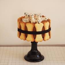 Gateau Decore De Biscuits En Forme D Os Pour Anniversaire Sur Le Theme Des Chiens Autres Access Gateaux Pour Chiens Gateau Chiot Fetes D Anniversaire De Chiot