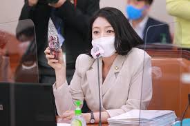 유래는 정게할배들이 박근혜의 별명으로 밀어주는 레이다가카(레카)인데, 정게할배들 사이에서 박근혜가 보수의 여신인 것과 마찬가지로 젊은 보수층 사이에서는 배현진이 보수의 여신이라는 의미에서 레카를 패러디해 배카라고 부르는 것이다. ë°°í˜„ì§„ Mbc ë§› ê°„ì§€ ì˜¤ëž˜ë‹¤ ë°•ì„±ì œ ë…¼ëž€ ì¹œì •ì— ì¼ì¹¨ ì¤'ì•™ì¼ë³´