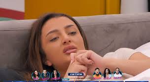 Tha Ana ann an suidheachadh teann, chan eil fios aice cò a dh'ainmich  neo-eisimeileachd Kosovo