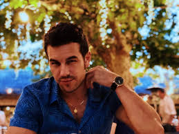 Detrás del actor que estrena 'grupo 7' y que arrastra a los espectadores al cine y sienta a millones frente al televisor, está el chaval que gestiona con absoluta naturalidad su fama como demuestra en esta sesión exclusiva de fotos. Pin On Mario Casas