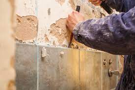 Wollte man den fliesenspiegel im gefiel, wurde meist mit bohrhammer und meißelaufsatz jede fliese einzeln von der wand gestemmt. Fliesen Entfernen Welche Kosten Entstehen