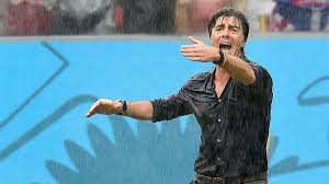 Doch der bundestrainer investiert auch viel zeit in. Wm 2014 Achtelfinale Premiere Fur Jogi Low Nasse Haare Und Kein Fohn News De