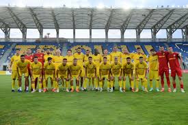 Citeste stiri despre petrolul ploiesti. Petrolul Bekleidet Von Anhangern Mit T Shirts Mit Dem Schild Auf Der Brust Gewann Das Testspiel Mit Concordia Chiajna In Dem Er Seine Mannschaft Vorstellte Die Botschaft Der Fans Fur Diejenigen Die Den