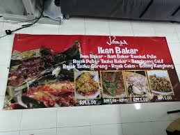 Desain banner ini biasa digunakan juga pada poster atau spanduk pada tulisan atau informasi warung makan yang tidak permanen atau hanya berlaku. Banner Ikan Bakar Opal Tee