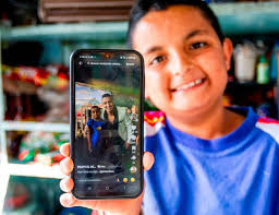 Pipe, el niño que se hizo famoso vendiendo empanadas a punta de piropos en  Antioquia