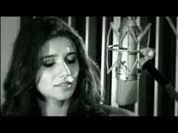 Pássaro de fogo é o terceiro álbum de estúdio da cantora e compositora paula fernandes, lançado em 18 de abril de 2009 pela universal music brasil. Paula Fernandes Passaro De Fogo Clipe Oficial Musicas Sertanejas Musica Passarinho Musicas Mpb