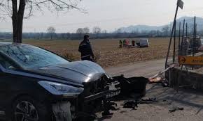 I vigili del fuoco di terni sono intervenuti a narni sulla diga del lago per salvare un capriolo che era finito in acqua. Scontro Tra Auto E Furgone Sulla Strada Di Campagna Prima Brescia